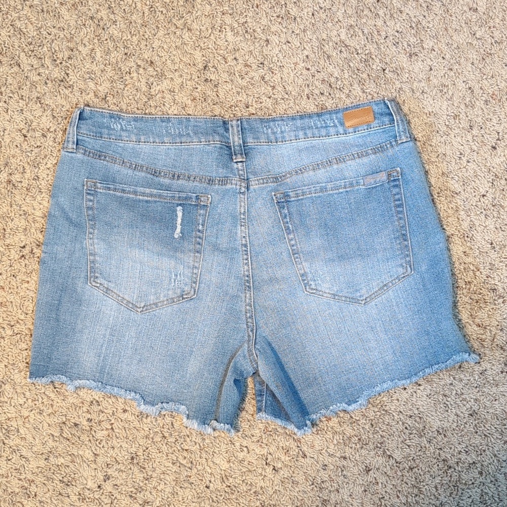 Seven 7 Frayed Weekend Denim Light Wash Distressed Shorts SZ 12 - Picture 8 of 13